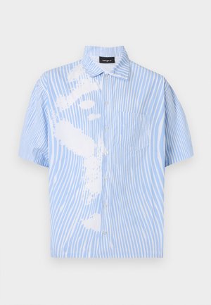 Ανοιχτό μπλε και λευκό ριγέ πουκάμισο με κοντά μανίκια, γιακά, τσέπη στο στήθος και αφηρημένο λευκό γραφικό χέρι στην αριστερή πλευρά.