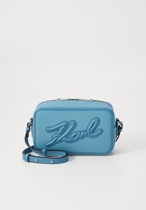 Blaue, genarbte Leder-Crossbody-Tasche mit einem erhabenen Logo auf der Vorderseite, einem Reißverschluss und einem verstellbaren Tragegurt. Rechteckige Form.