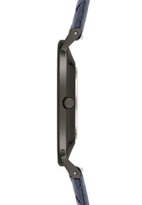 Ronde zwarte klok met een gladde behuizing en een blauw stoffen band met grafisch patroon; heeft een minimalistisch ontwerp en een centrale kroon.