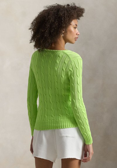 Πλεκτό πουλόβερ σε ζωηρό πράσινο με πλεκτό σχέδιο με κοτσίδες, στρογγυλή λαιμόκοψη και ριμπ τελείωμα. Μακριά μανίκια με υφασμένη λεπτομέρεια. Χαλαρή εφαρμογή.