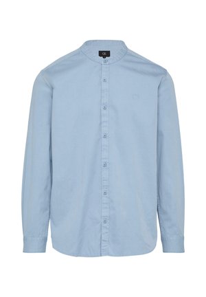 Chemise bleu clair en tissu doux, avec un col montant, une patte de boutonnage complète et des manches longues. Logo discret sur la poitrine.