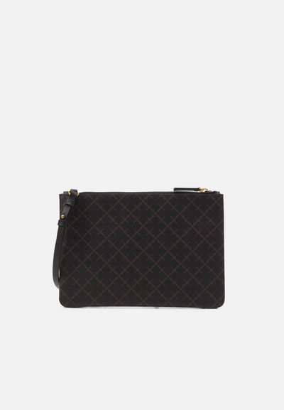 Schwarze strukturierte Clutch-Tasche mit einem Diamantmuster, ausgestattet mit einem Reißverschluss und einem abnehmbaren Riemen. Goldene Hardware-Details am Reißverschluss.