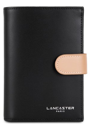 Portafoglio nero in pelle liscia, con una chiusura color cuoio. La parte anteriore presenta la scritta "LANCASTER PARIS" in lettere bianche nella parte inferiore.