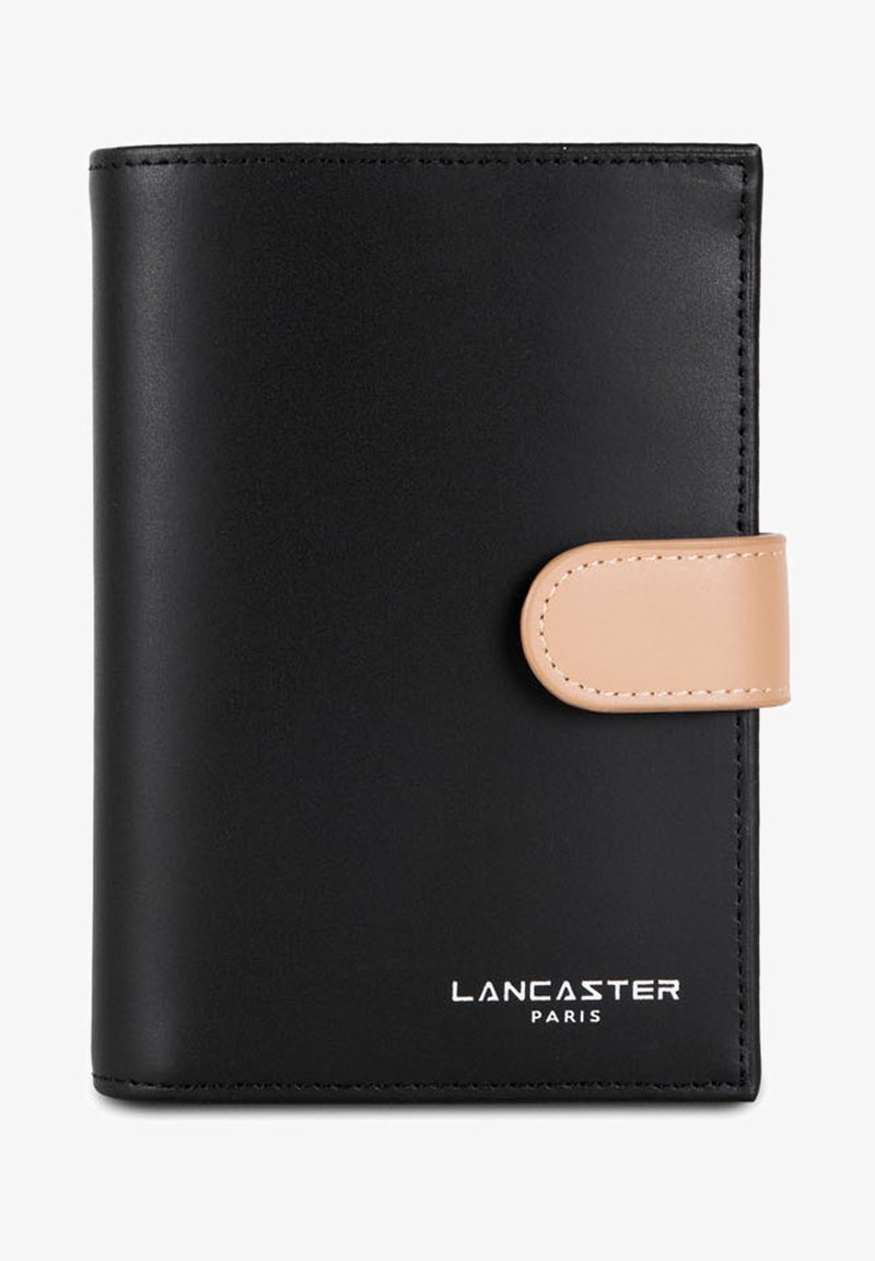 Portefeuille noir en cuir lisse, avec un fermoir tan. La face avant affiche "LANCASTER PARIS" en lettres blanches en bas.