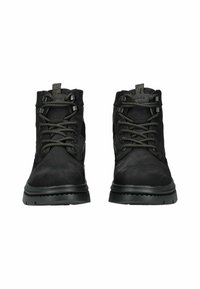 Botas de senderismo negras con un diseño de cuero y malla resistente. Incluyen características como cordones redondos, ojales reforzados y una suela de goma gruesa.
