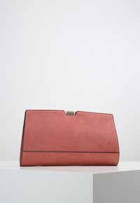 Roze suède clutch bag met een gestructureerd ontwerp, voorzien van een zilverkleurige sluiting en contrasterende stiksels langs de randen.