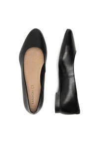 Černé kožené baleríny s špičatou špičkou, polstrovanou béžovou stélkou, minimalistickým designem a nízkým černým podpatkem. Hladký povrch, bez viditelných vzorů.