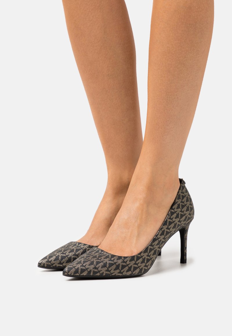 costume bleu chaussure camel