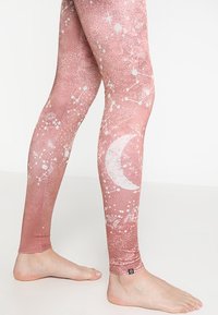Onzie Tights - metallic red