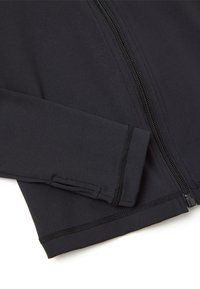 Schwarze Zip-Jacke mit glatter Textur, die einen hohen Reißverschlusskragen und flache Nähte aufweist. Das Design umfasst ein dezentes Stickdetail.