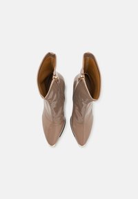 RAID TULIPA - Gležnjarji z visoko peto - nude