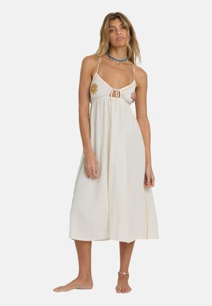 Witte maxi jurk met spaghettibandjes, gathered onder de buste, met kleurrijke geborduurde zon- en schelpontwerpen en accenten aan de zijnaad.