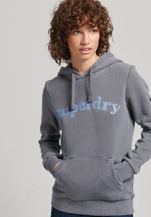 Felpa grigia in cotone con tasca a marsupio anteriore e lacci, con il logo blu "Superdry" sul petto. Morbida al tatto.