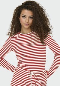 Rood-witte gestreepte lange mouwen shirt met een ronde hals en een koord aan de taille, met een geribbelde textuur.