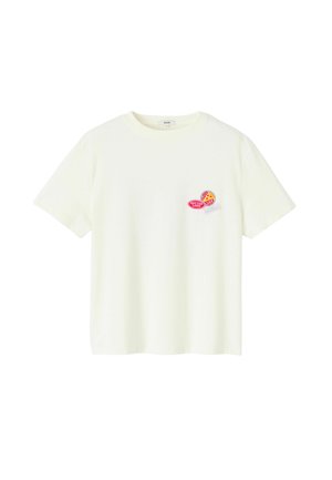 T-shirt à manches courtes en coton crème clair, avec un graphique coloré imprimé sur le côté gauche de la poitrine représentant une pizza chaude et un texte ludique.