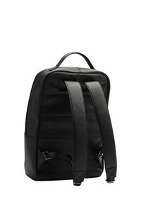 Svart läderryggsäck med en texturerad yta, rektangulär form, vadderade axelremmar och ett handtag högst upp för bärande.