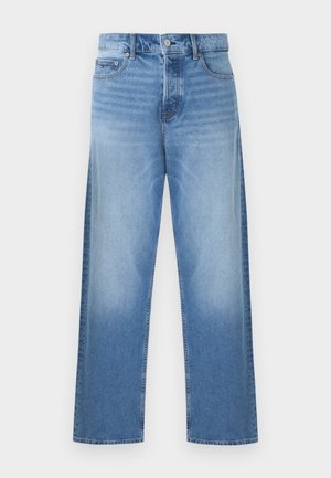 Lyseblå denimjeans med lige ben, klassisk fem-lomme-design og knappelukning, vist på en hvid baggrund.