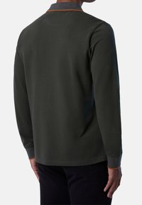 Polo à manches longues, vert foncé, avec un col gris et une accent orange sur le bord du col. Tissu lisse, design ajusté.