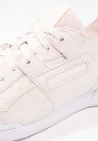 Reebok Classic PLUS COLD - Tenisky - pale pink/white