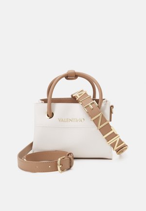 Petit sac à main Valentino blanc et beige avec logo doré et bandoulière beige assortie avec de grandes lettres dorées formant Valentino.