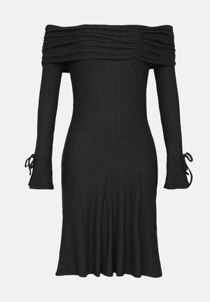 Svart ribbad off-shoulder klänning med långa ärmar, texturerad överdel, utsvängd kjol och knytningar vid ärmöppningarna.