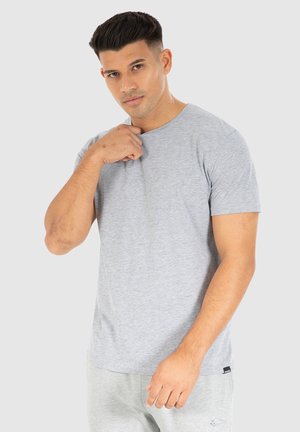Grijze crewneck t-shirt gemaakt van zacht materiaal met korte mouwen, voorzien van een subtiele textuur en een klein logotag aan de onderkant.