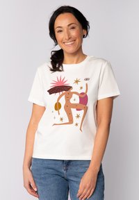 Witte katoenen T-shirt met een kleurrafische afbeelding van een gestileerde figuur, omringd door abstracte vormen en sterren in roze, oranje en bruine tinten.