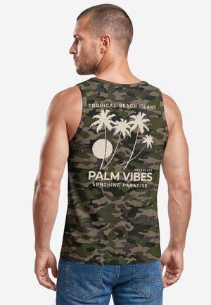 Mann trägt ein Camouflage-Trägershirt mit Palmen, Sonnenmotiv und dem Text "Tropical Beach Island Palm Vibes Sunshine Paradise."
