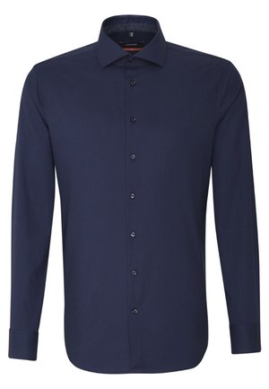 Chemise homme bleu foncé à manches longues avec boutons sur le devant et col pointu.