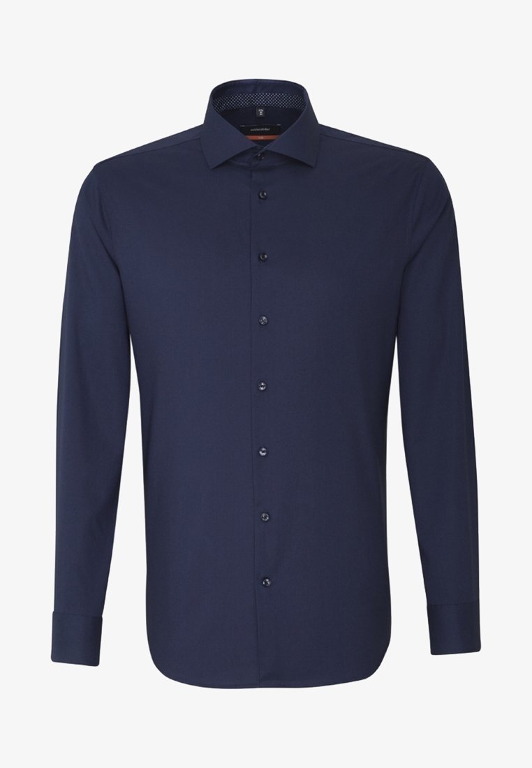 Chemise homme bleu foncé à manches longues avec boutons sur le devant et col pointu.