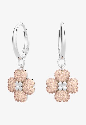 Boucles d'oreilles créoles en argent ornées de pendentifs en forme de fleur à quatre pétales incrustés de cristaux roses, avec un petit trèfle à quatre feuilles en argent au centre.