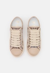 Baskets à lacets avec une tige en tissu texturé aux motifs pastel et un bout de chaussure et un talon beige lisse. Logo doré sur la semelle intérieure.