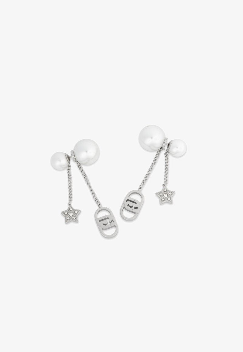 Boucles d'oreilles en argent avec de grandes perles blanches, reliées par des chaînes avec des accents en forme d'étoile et de logo. Surface texturée sur les perles et finition polie dans l'ensemble.