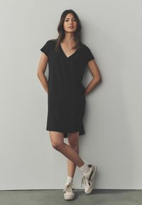 Next PETITE FIT  CAP SLEEVE V-NECK  - Džersio suknelė - black