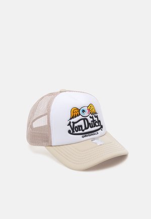 Beżowa i biała siateczkowa czapka trucker z logo Von Dutch, przedstawiająca skrzydlate oko i słowo Originals na przednim panelu.
