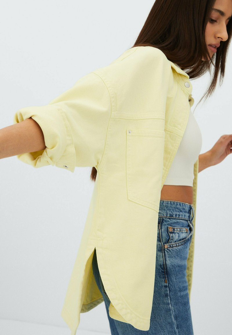 Damen Leichte Jacken | Stradivarius AUS TWILL MIT TASCHEN Jeansjacke yellow/hellgelb - WY61397 Damen Leichte Jacken | Stradivarius AUS TWILL MIT TASCHEN Jeansjacke yellow/hellgelb - WY61397