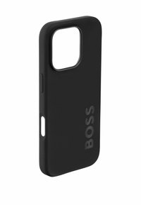 Črna silikonska torbica za telefon z kvadratnim izrezom za kamero, vtisnjenim logotipom "BOSS" na strani, gladko teksturo in zaobljenimi robovi.