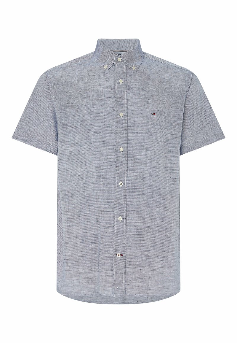 Kortärmad skjorta med knappar fram, finrandig i blått och vitt, knappkrage och en liten röd, vit och blå logga på bröstet.