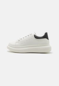 Trainers - white/black