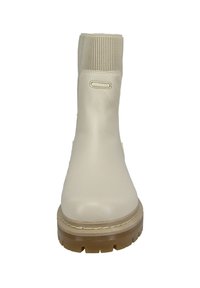 Beige ankelstövel med en slät läderöverdel, ribbad textilkrage och en gummisole med ett mönstrat däck för grepp.