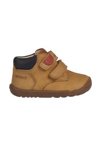 Scarpa alta in pelle color tan con due cinturini in velcro, un accento rosso e suola in gomma marrone. Finitura testurizzata sulla tomaia.