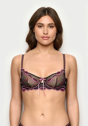 Reggiseno in pizzo nero con dettagli ricamati rosa, bordi smerlati e un fiocco centrale. Presenta spalline regolabili e un motivo floreale.