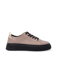 Lichtbeige leren sneaker met zwarte veters en een gestructureerde zwarte rubberen zool. Heeft een metallic gouden accent op de hiel.