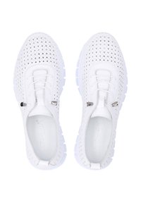 Weiße Sneakers mit einem gewebten Obermaterial, Schnürverschluss und strukturiertem Sohlen. Hervorzuhebendes Design sind silberne Hardware-Details und ein gepolsterter Innenraum.