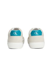 Sneakers Calvin Klein Jeans z beżową zamszową cholewką, białą gumową podeszwą oraz turkusowym akcentem na pięcie z logo marki.