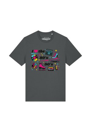 Dunkelgraues T-Shirt mit bunten Symbolen der 80er und 90er Jahre: Vinyl-Schallplatte, Boombox, High Heel auf Skateboard, Rubik's Cube, Rollschuh, Kassette und Mikrofon.