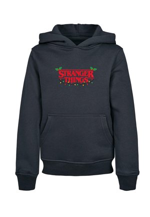 Marineblauwe hoodie met capuchon, voorzien van "STRANGER THINGS" in rode tekst met groene accenten en gekleurde lichten, voorzak met kangoeroe-pockets, ribgebreide manchetten.