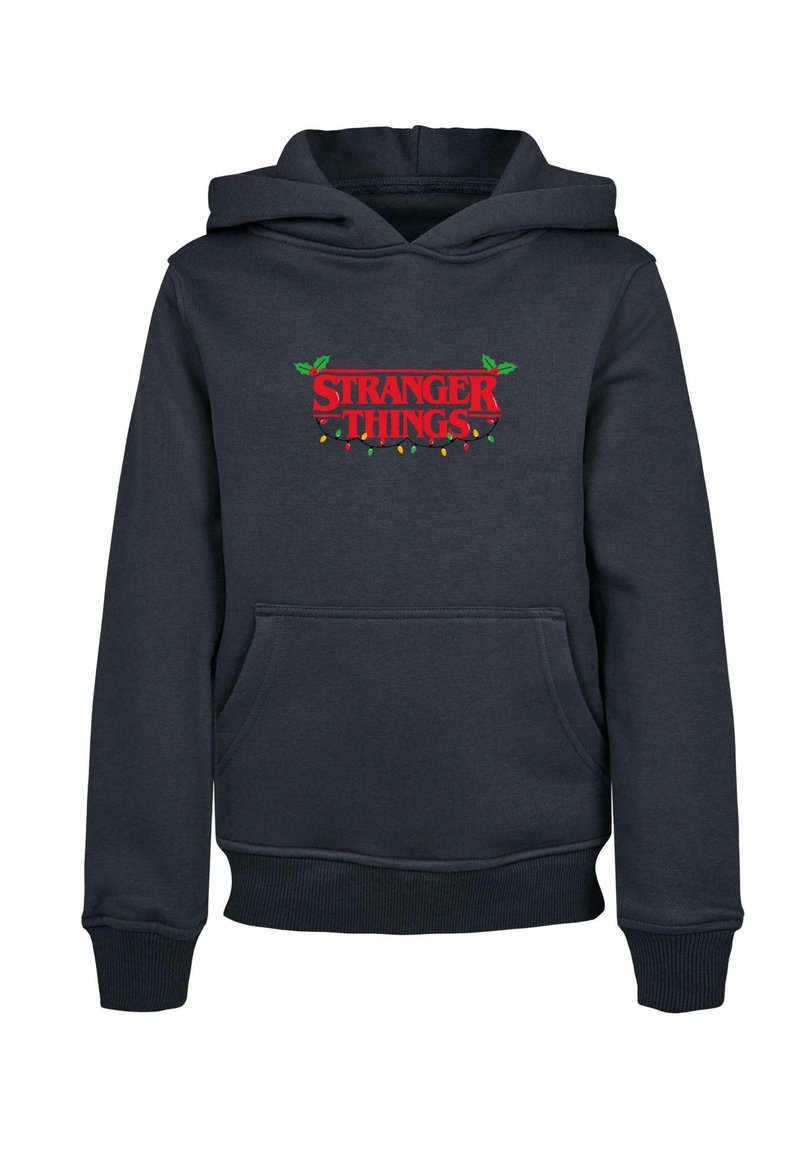 Jūras zila kapuce ar sudraba uzrakstu "STRANGER THINGS" sarkanā krāsā ar zaļu akcentu un krāsainiem gaismas efektiem. Priekšējā kangaroo kabata, ribbēts piedurknes.