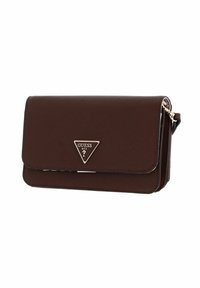 Portefeuille synthétique texturé marron avec une fermeture à pression magnétique, doté d'un accent métallique triangulaire sur le devant et d'une bandoulière amovible.