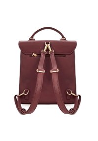 Zaino in pelle bordeaux con accessori dorati, patta pieghevole, manico superiore e spallacci regolabili. Presenta una tasca con zip sul retro.